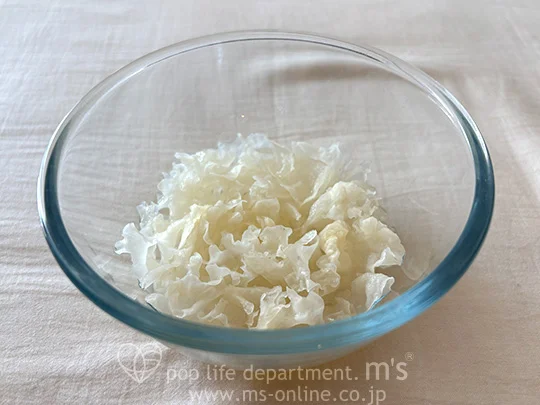 白きくらげは水に30分ほど浸けて戻し、よくすすいで汚れや芯を取って食べやすくちぎる