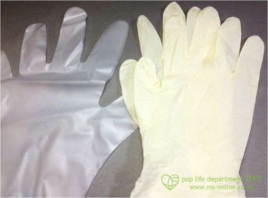 左がポリエチレン製の使い捨て台所用手袋、右がラテックスゴム製の手袋