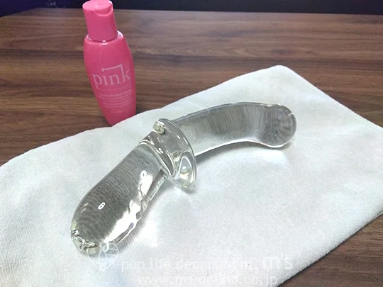 「PINK Silicon ピンク シリコン 80ml」とガラスディルド